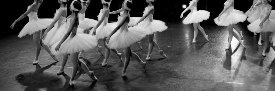 Baletky tančící na scéně.