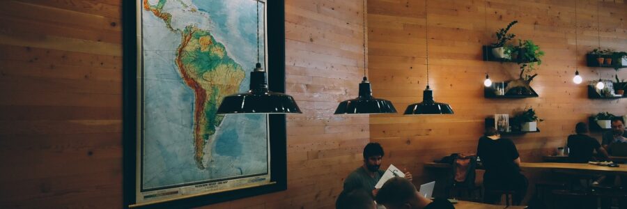 Lidé pracující v coworkingovém prostoru
