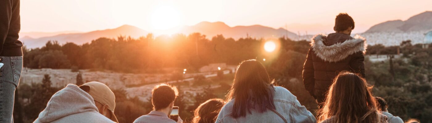 Lidé užívající si společný čas venku