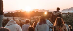 Lidé užívající si společný čas venku