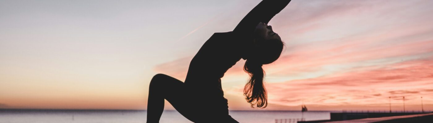 Žena cvičící jógu