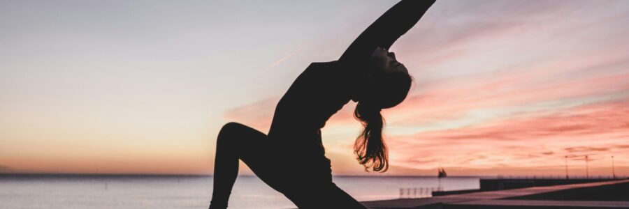 Žena cvičící jógu