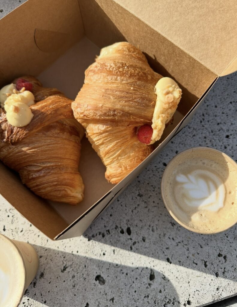 Croissant a káva z Dezertíny