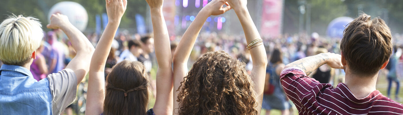 Skupina mladých přátel si užívá zábavu na hudebním festivalu