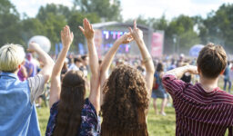 Skupina mladých přátel si užívá zábavu na hudebním festivalu