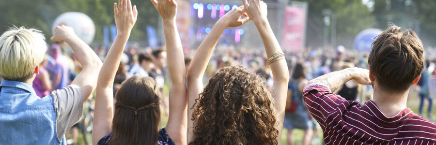 Skupina mladých přátel si užívá zábavu na hudebním festivalu