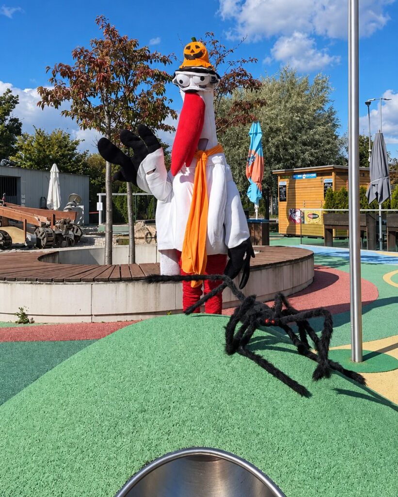 Čáp BRuno na Halloweenské stezce u skluzavky s pavoukem